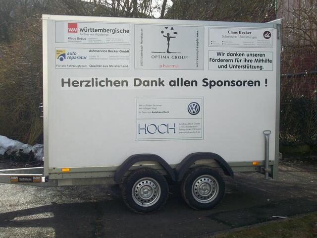 Die Werbepartner auf der linken Seite des Anhängers.