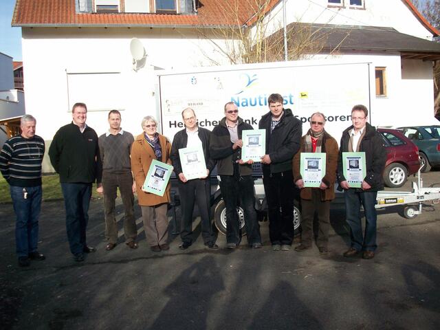 Heinz Rabenau (3v.l.) war der Werber für den DRK-Anhänger