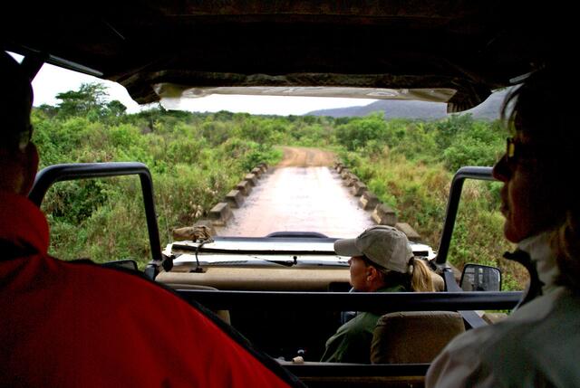 Schmale Brücke ohne Geländer und Schotterwege