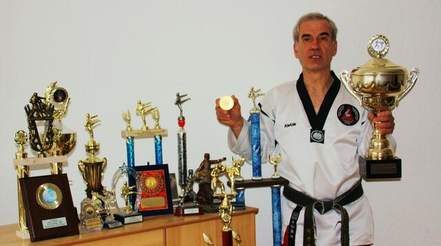 Großmeister Ali mit einigen gewonnenen Titel