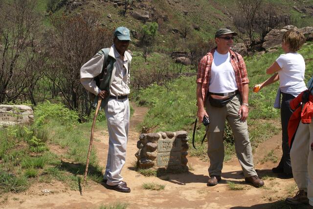 Aufstieg zu den originalen Felsbildern in den Drakensbergen, links unser Parkranger