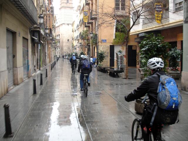 Gassen von Valencia im Regen