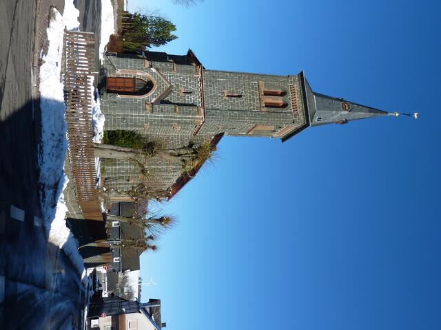 Sehenswert ist die in Grünstein und Buntsandstein 1887 erbaute Kirche. Mit Windrad im Hintergrund.
