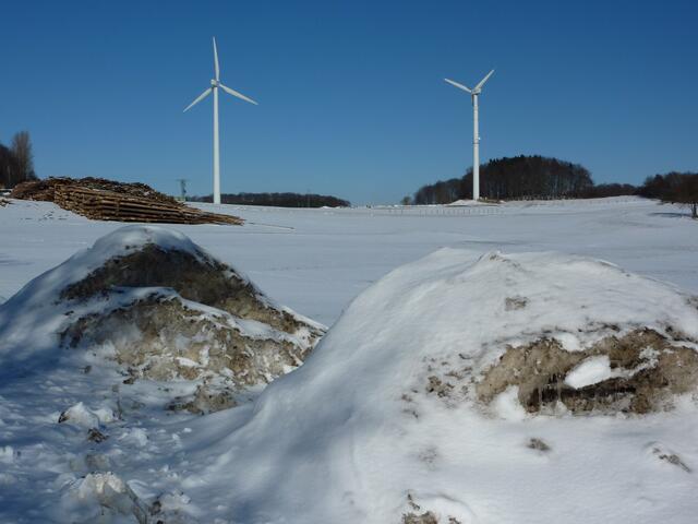 Hügel mit WKA bei Hülshof: Gewerbesteuer fließt in die Bad Endbacher Stadtkasse. (Foto: 7/3/2010.)
