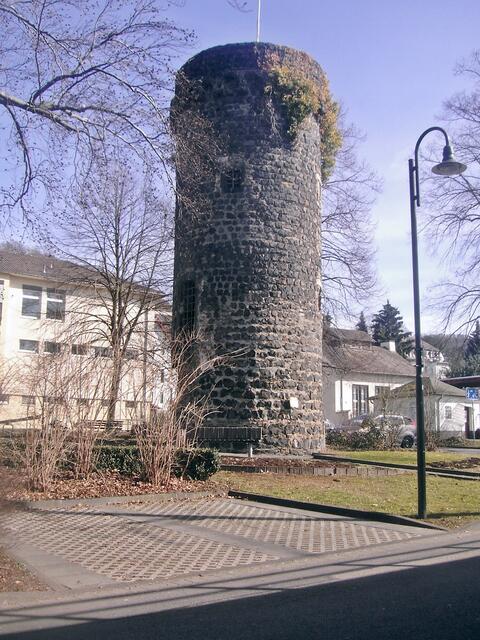 Schon im Mittelalter war die Bedeutung des Basalts bei uns in Linz groß. Seit dem 14. Jh. wurde hier Basalt abgebaut Die Stadtmauer bestand aus Basaltsteinen.