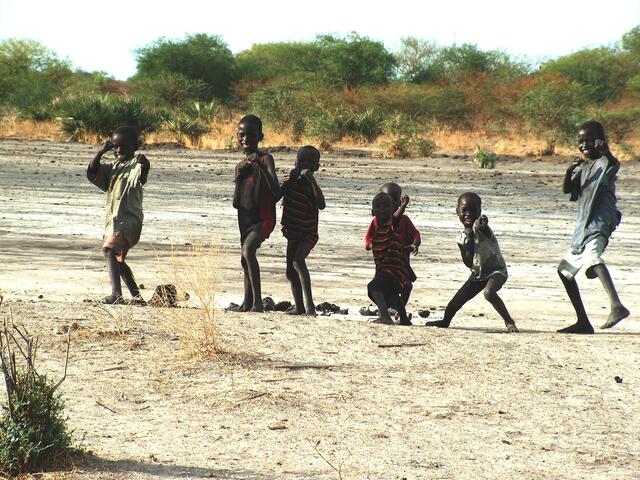 Wenn man die Kinder fotografiert, nehmen sie immer eine Kampfhaltung an