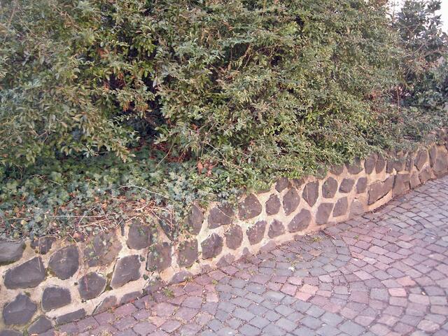 Noch heute werden Mäuerchen, Mauern, Brunnen, Blumenkübel und Denkmäler aus diesem schwarzen Gold gebaut.