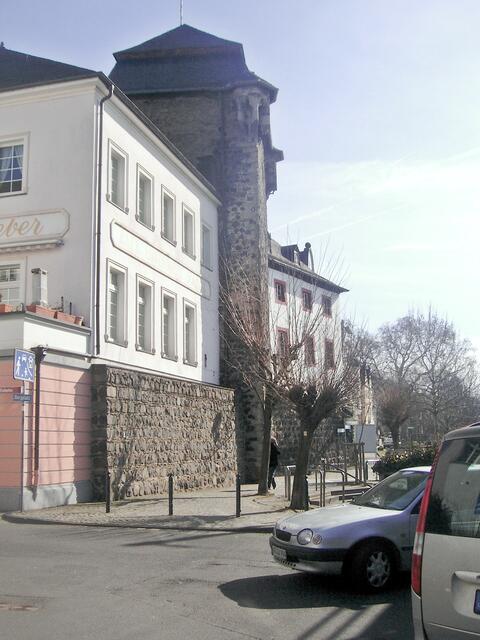 Schon im Mittelalter war die Bedeutung des Basalts bei uns in Linz groß. Seit dem 14. Jh. wurde hier Basalt abgebaut Die Stadtmauer bestand aus Basaltsteinen.