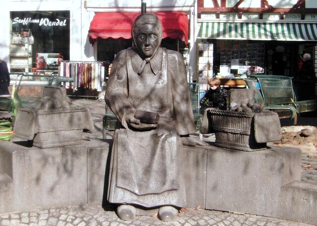 unsere Buttermarktfrau Agnes aus Basalt
