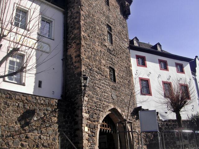 Schon im Mittelalter war die Bedeutung des Basalts bei uns in Linz groß. Seit dem 14. Jh. wurde hier Basalt abgebaut Die Stadtmauer bestand aus Basaltsteinen.