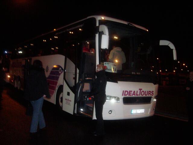 moderne Busse mit je 2 Fahrern
