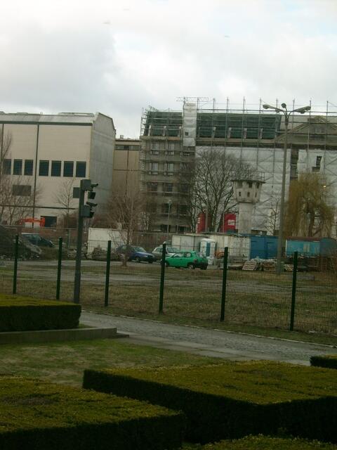 Der alte DDR Wachturm stand unmittelbar an der Berliner Mauer, gleich hinter dem heutigen Bundesratsgebäude