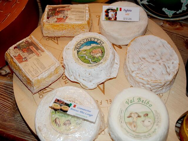 Käse lecker, rund und schön beschriftet ...