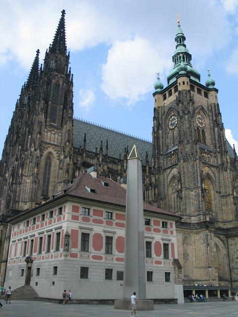 Veitsdom mit Alter Propstei und Obelisk