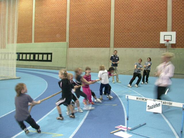 Tauziehen gegen Leichtathletik-Cracks | Foto: Christine Herzog
