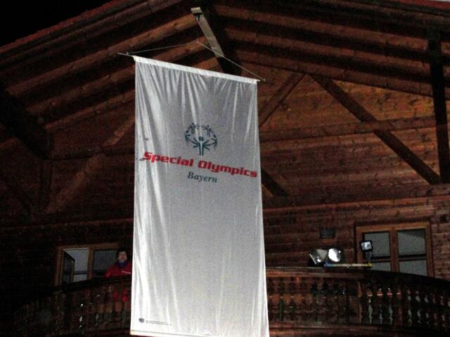 Im Sommer 2009 hing sie vor dem Daniel in Nördlingen - im März 2010 war die Station der Special Olympics Bayern Fahne in Reit im Winkl