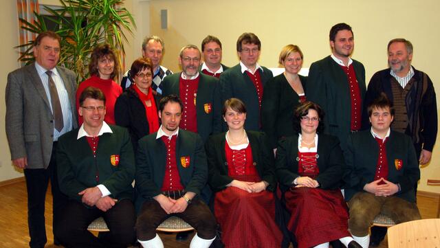 Die neugewählte Vorstandschaft des Musikvereins Osterbuch stellte sich nach der Neuwahl dem Fotografen: (vordere Reihe sitzend (v.l.n.r.):  Michael Baumann (Kassierer), Andreas Tischmacher (1.Vorstand), Madeleine Almer (2.Vorständin), Anja Haas (Schriftfü