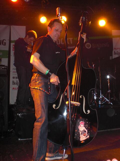 Henry zupfte den Bass.