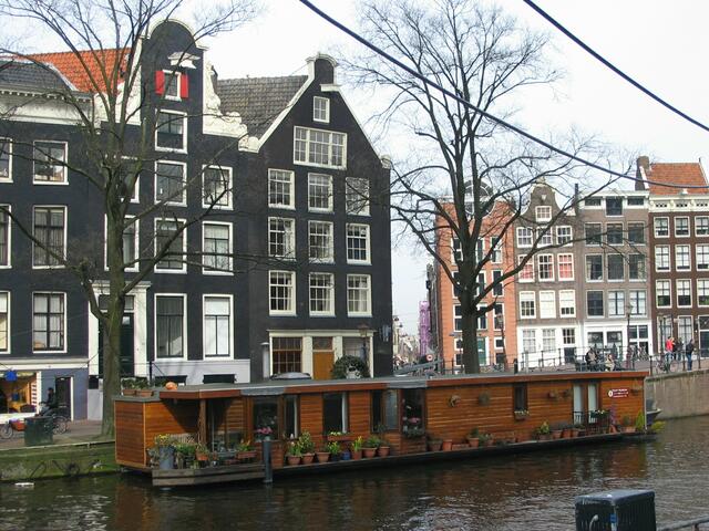 eines der vielen Hausboote