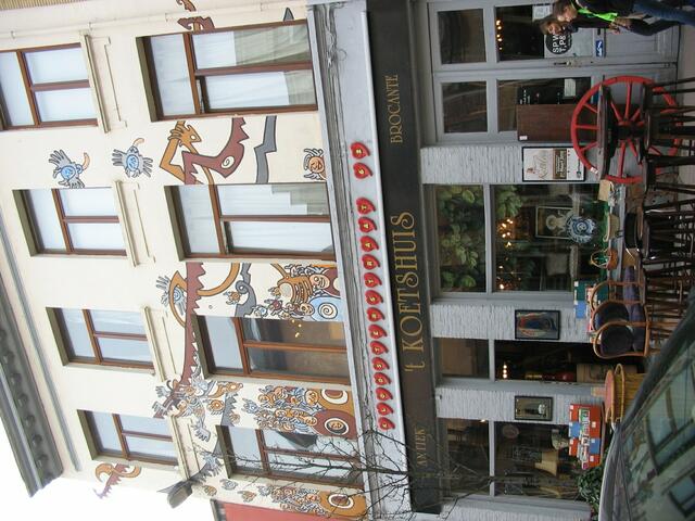 Einkaufsstraße mit vielen kleinen Geschäften