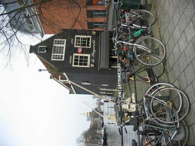 kleine urige schiefe Kneipe