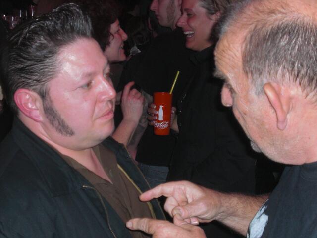 Hans lernt Henry, den Keyboarder der Boptown Cats, kennen.