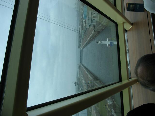 Einfahrt in die Schleuse des Nordseekanals