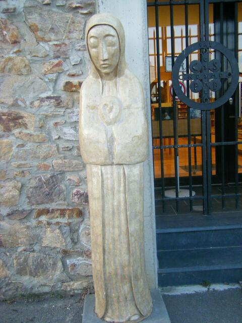 Hildegardstatue, Eingang vom Kiosk Kloster Eibingen.