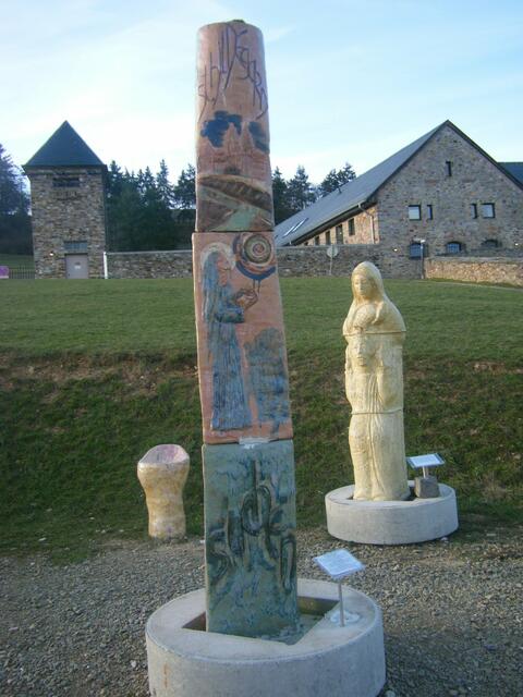 Hidegardstehle, Kloster Eiblingen, im Hintergrund: Maria Magdalena