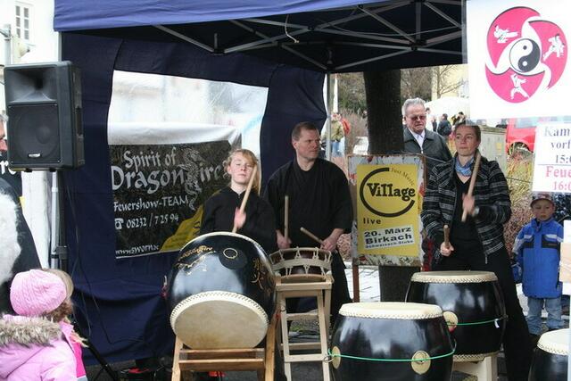 Taiko Gruppe mit Trainer Markus