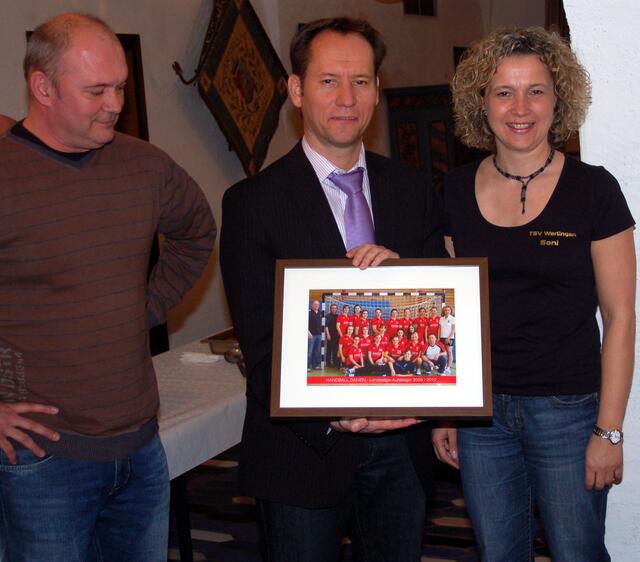 Trainergespann Helmut Rathai(links) und Sonja Schmid übegeben Bürgermeister Willy Lehmeier das Meisterschaftsbild.