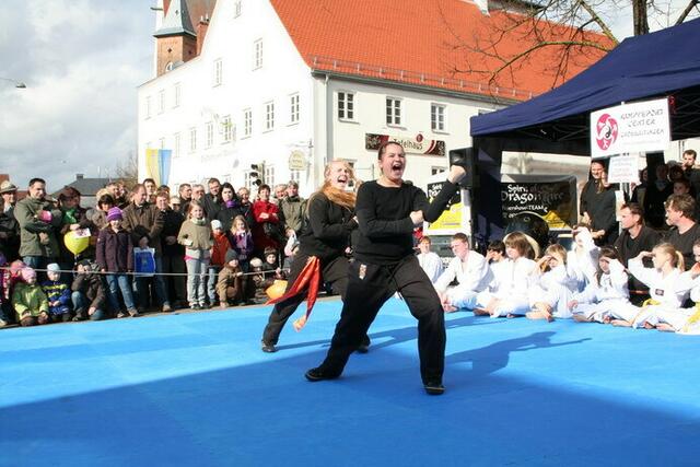 Synchron Form, Tamara und Mona