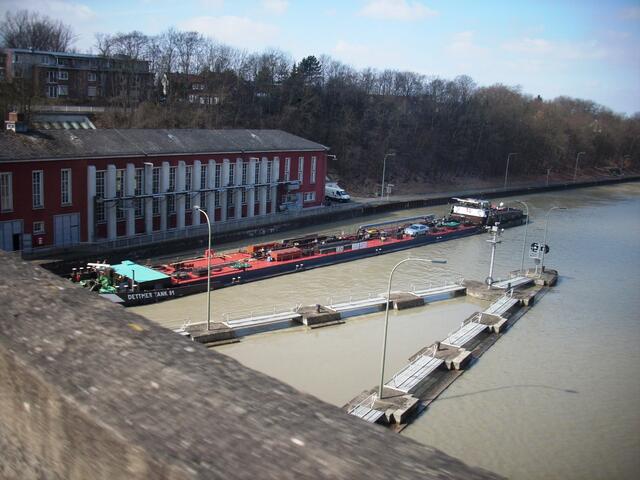Die „Dettmer Tank 81“ fährt als zweites Schiff in die Schleuse