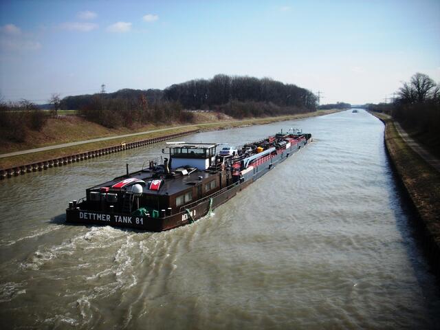 Die Dettmer Tank 81 kam von Holland, ist ein Tanker mit 86 m Länge 9 m Breite und kann bis zu 20 km/h schnell fahren