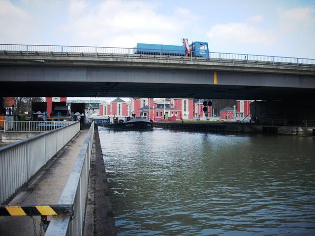 Die Neckar hat in Gent Steinkohle geladen und bringt sie innerhalb einer Woche nach Brandenburg
