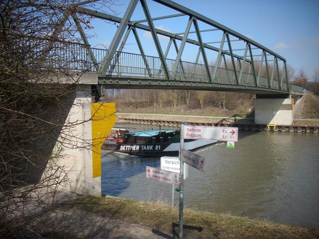Die Wege rechts und links des Kanals sind ausgeschildert