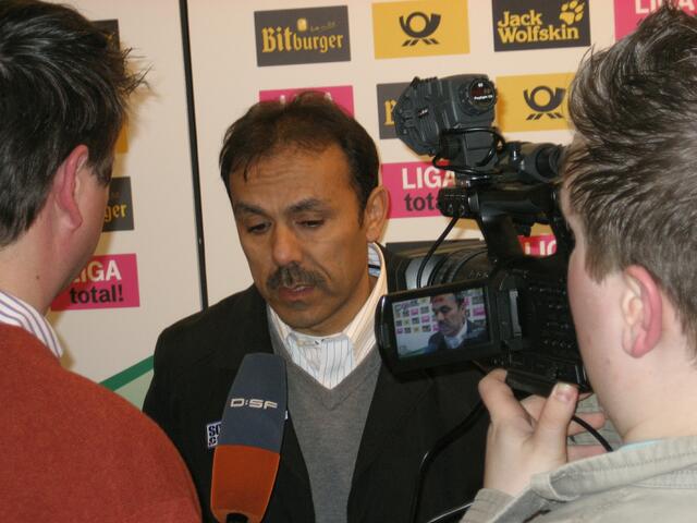 FCA-Trainer Jos Luhukay gratulierte Werder Bremen und konzentriert sich mit seiner Mannschaft wieder auf die Punktspiele.