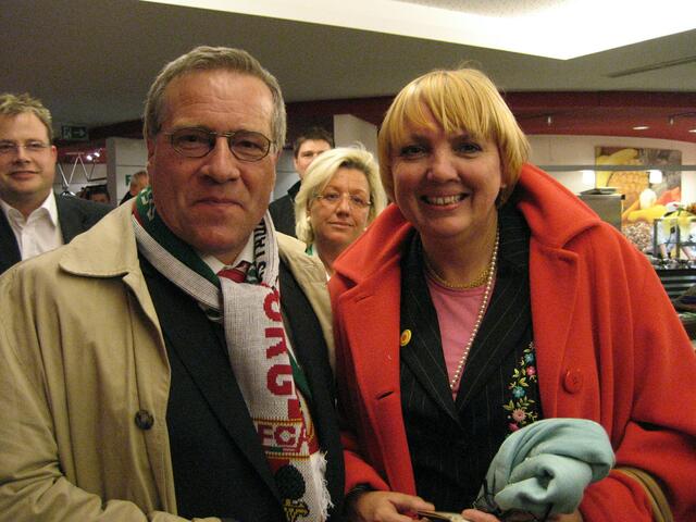 Feuerten den FCA an: MdL Johannes Hintersberger und MdB Claudia Roth.