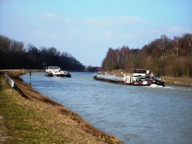 Rechts das tschechische Binnenschiff "Labe 18"
