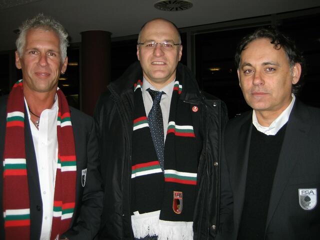 Reiste mit dem FCA-Fanzug an: Augsburgs OB Kurt Gribl (Mitte) und Christian Korte (FCA-Aufsichtsrat, l.) und FCA-Fanbeauftragter Walter Sianos.