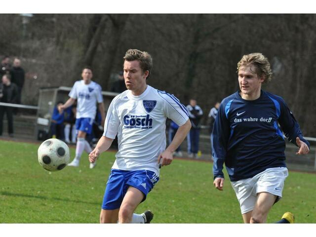 Patrick Glage versucht an den Ball zu kommen