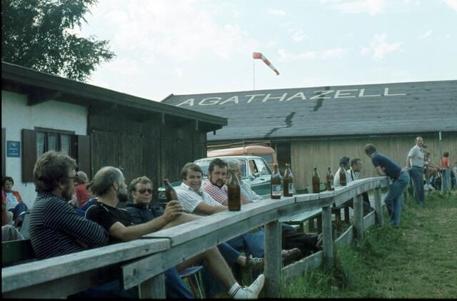 Flugplatz fest in unserer Hand