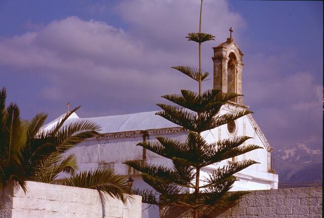Kirche vor Schneegipfel auf Kreta