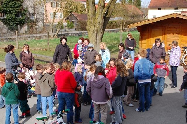 Sammelpunkt im Ellgauer Schulhof