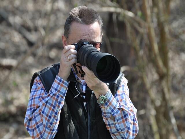 Ein riesen Objektiv- Wilhelm Kohlmeyer kann am Eingang bereits den Löwen fotografieren :)