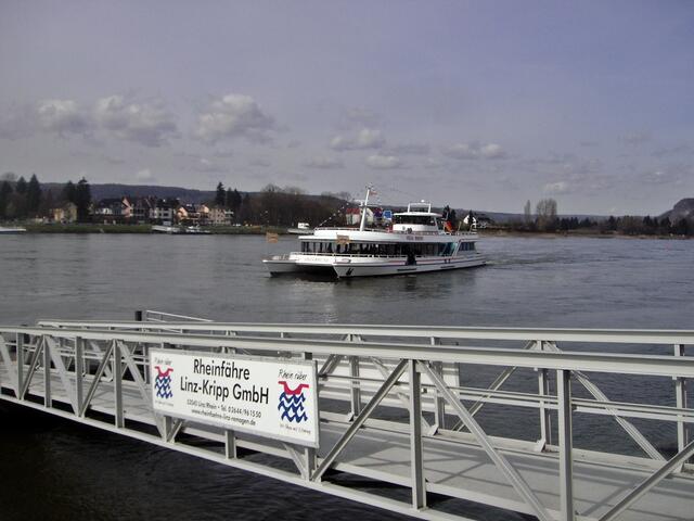 Heute am Karfreitag kamen die ersten Ausflugsschiffe auf dem Rhein nach Linz für dieses Jahr.