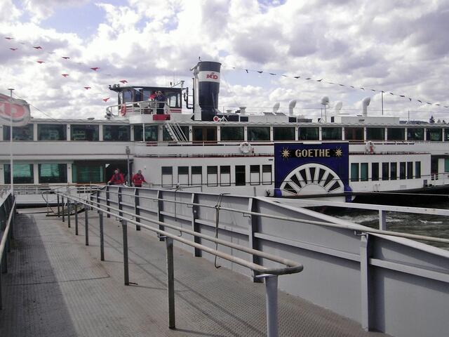 Ganz überrascht hatte mich der Besuch des einzigen Schaufelraddampfers auf dem Rhein der "Goethe". Dieses Schiff verkehrt normaler Weise während der Saison täglich zwischen Koblenz und Rüdesheim.