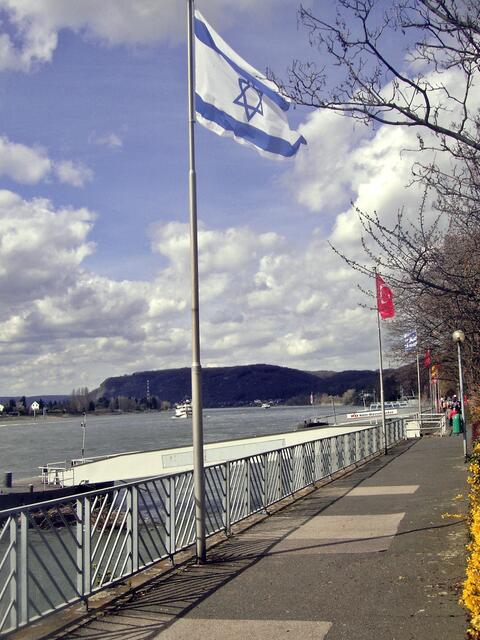 In der Ferne hupte ein Schiff und erregte meine Aufmerksamkeit