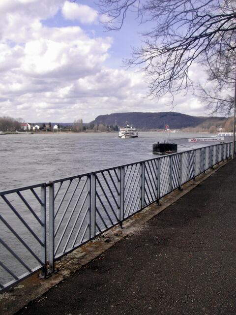 In der Ferne hupte ein Schiff und erregte meine Aufmerksamkeit