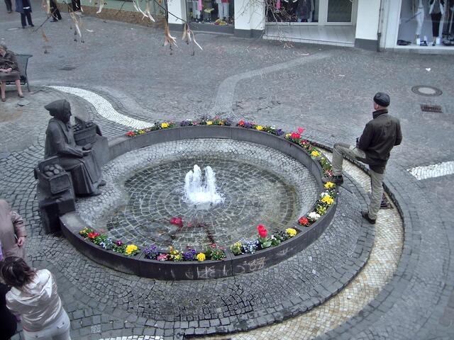 Überall ist die Stadt mit Frühlingsblumen bepflanzt und in den Brunnen und den Bächlein plätschert wieder lustig das Wasser.